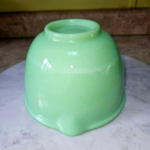 Vintage Mid-Century Jadeite Kitchenware Mixing Bowl w/ pour spout GUC unmarked - Picture 9 of 10